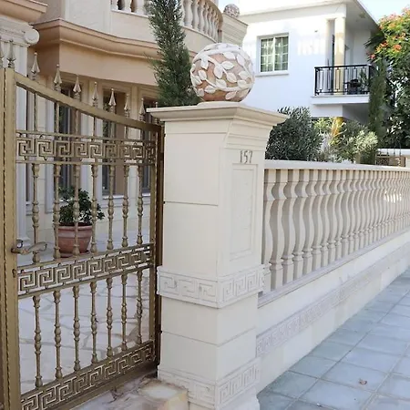 Βίλα Luksuzna Vila Ob Plazi Z Bazenom