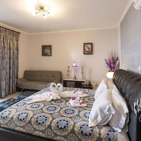 Luksuzna Vila Ob Plazi Z Bazenom פאפוס