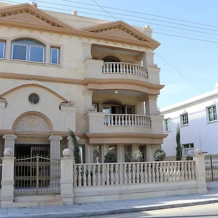 Luksuzna Vila Ob Plazi Z Bazenom וילה